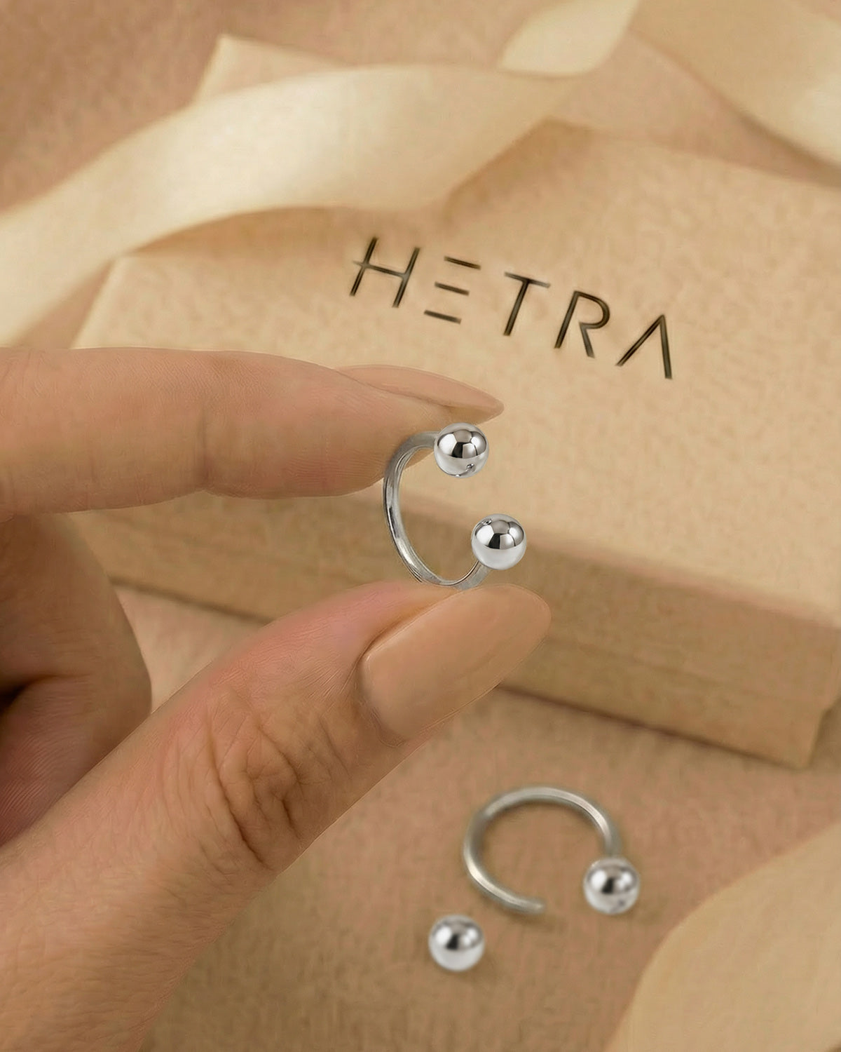 Gümüş renkli 316L cerrahi çelik 10 mm yarım halka piercingin ölçü görseli.