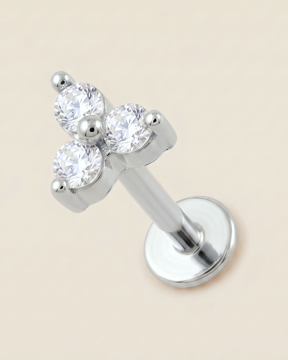 Gümüş renkli 316L cerrahi çelik 3 taşlı flatback piercing tasarımı.