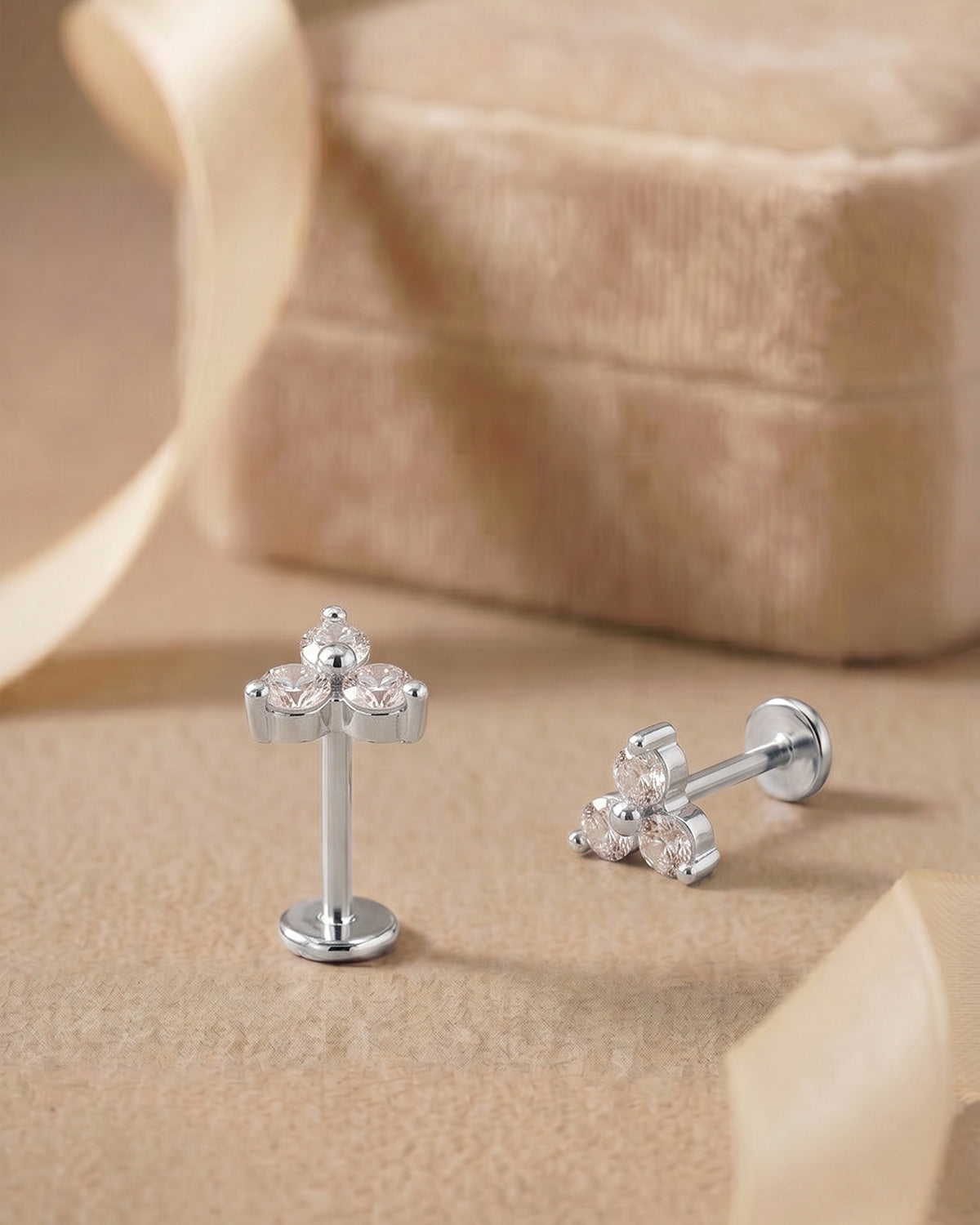 Gümüş renkli 3 taşlı flatback piercingin koleksiyon görünümü.