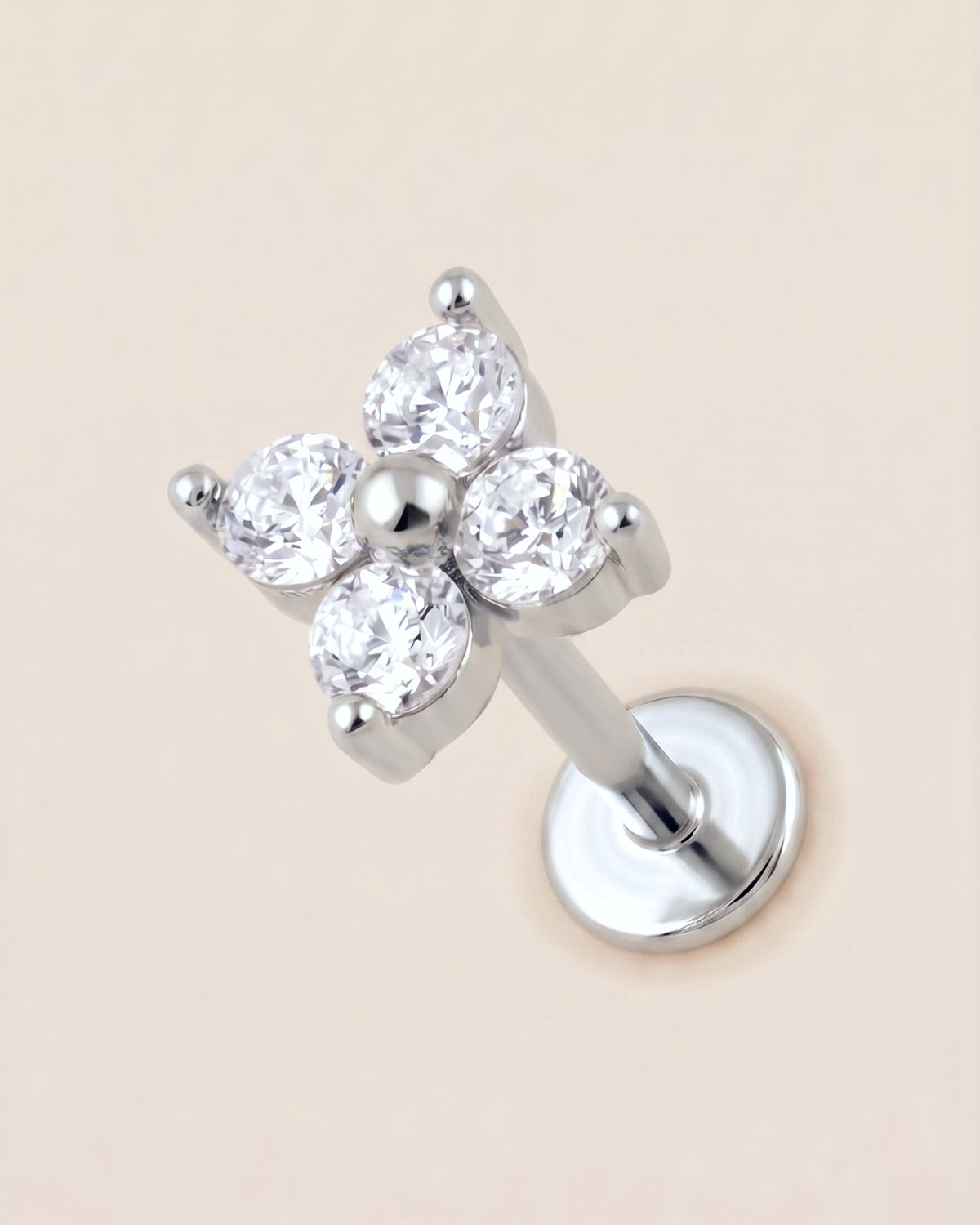 Gümüş renkli 316L cerrahi çelik 4 taşlı flatback piercing tasarımı.