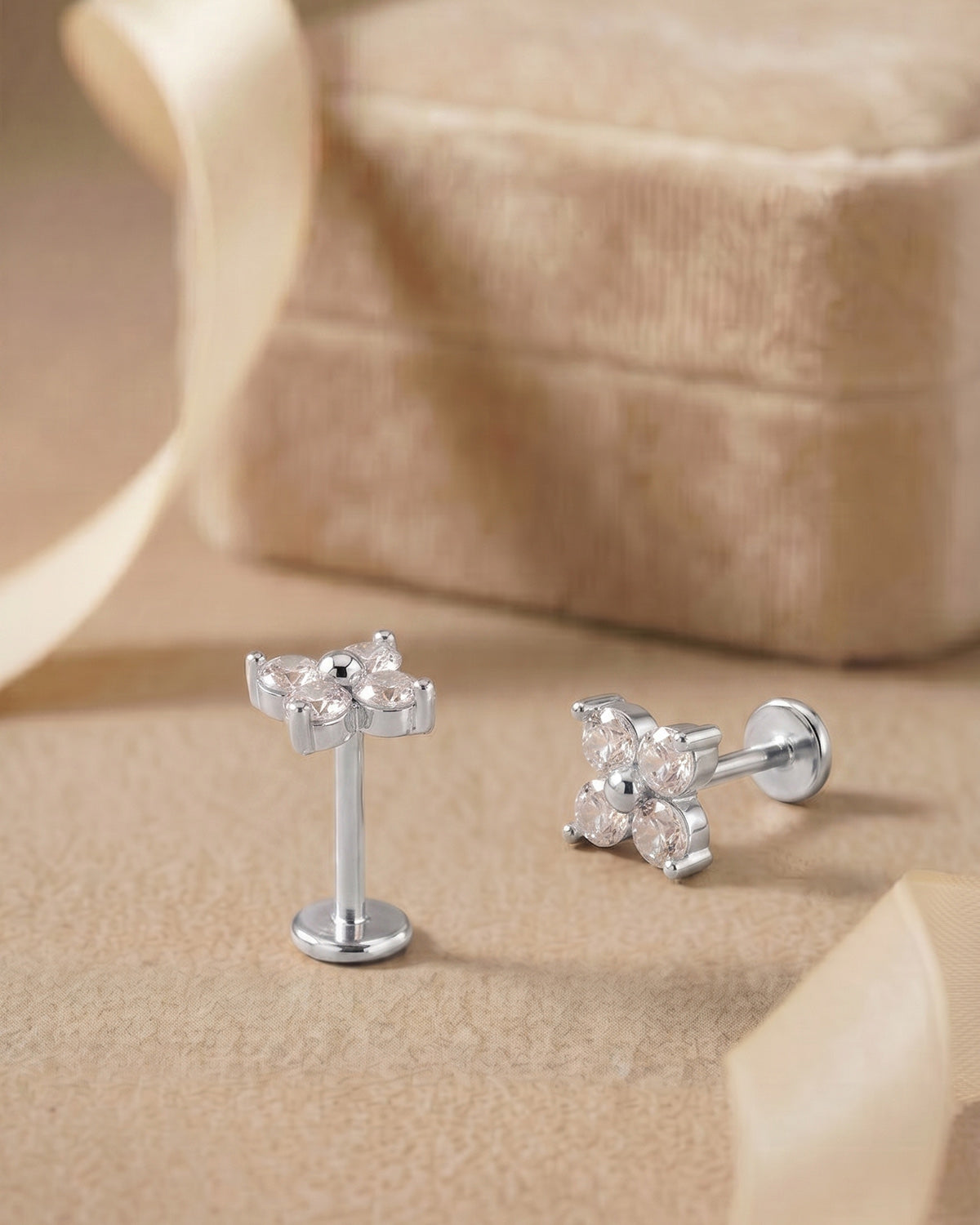 Gümüş renkli 4 taşlı flatback piercingin koleksiyon görünümü.