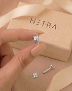 Gümüş renkli 4 taşlı flatback piercingin eldeki görünümü ve gerçek boyutu.