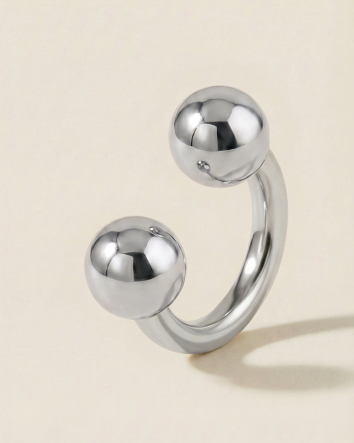 Gümüş renkli 316L cerrahi çelik 6 mm yarım halka piercing tasarımı.