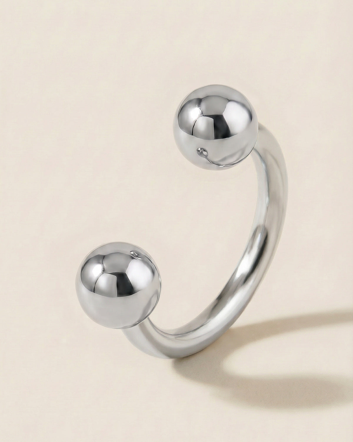Gümüş renkli 316L cerrahi çelik 8 mm yarım halka piercing tasarımı.