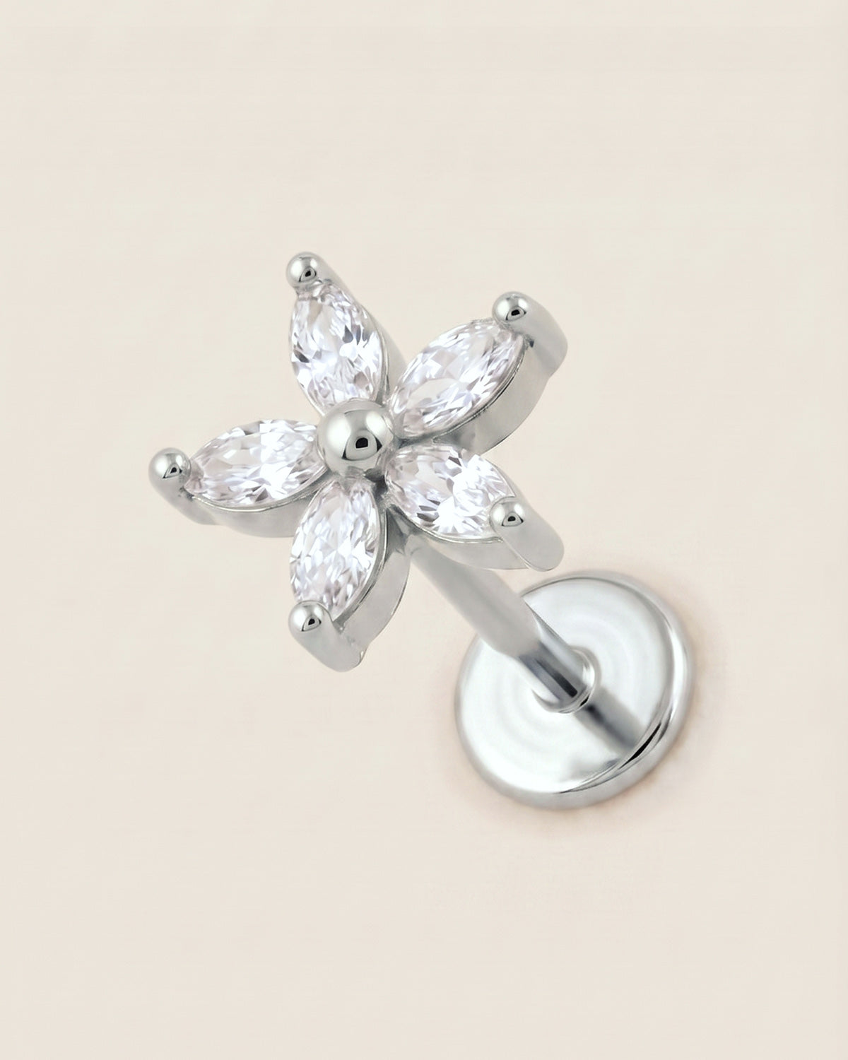 Gümüş renkli 316L cerrahi çelik büyük çiçek formlu flatback piercing tasarımı.