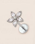 Gümüş renkli 316L cerrahi çelik çiçek figürlü flatback piercing tasarımı.