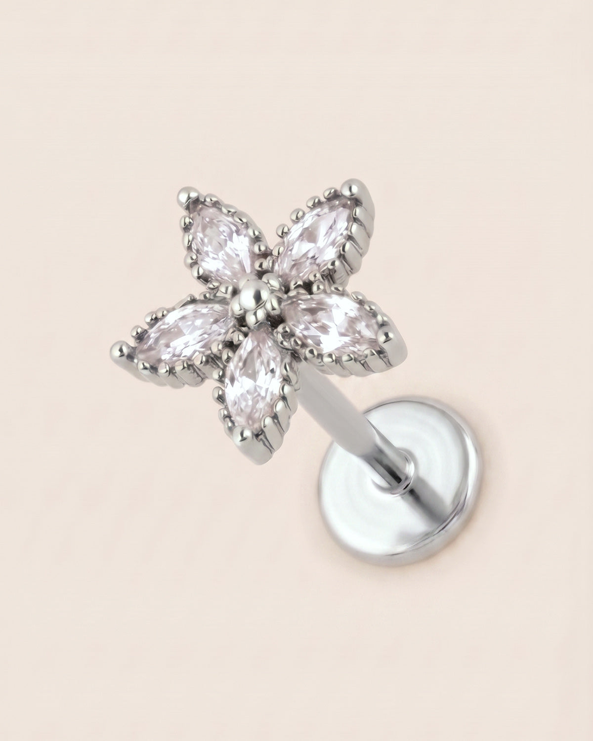 Gümüş renkli 316L cerrahi çelik çiçek figürlü flatback piercing tasarımı.