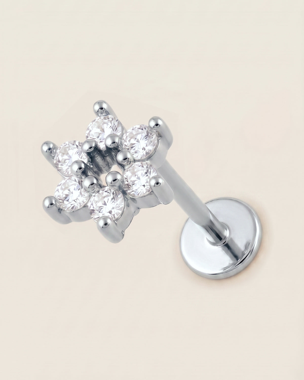 Gümüş renkli 316L cerrahi çelik çiçek flatback piercing tasarımı.