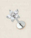 Gümüş renkli 316L cerrahi çelik çiçek formlu flatback piercing tasarımı.