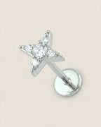 Gümüş renkli 316L cerrahi çelik dört köşeli yıldız flatback piercing tasarımı.