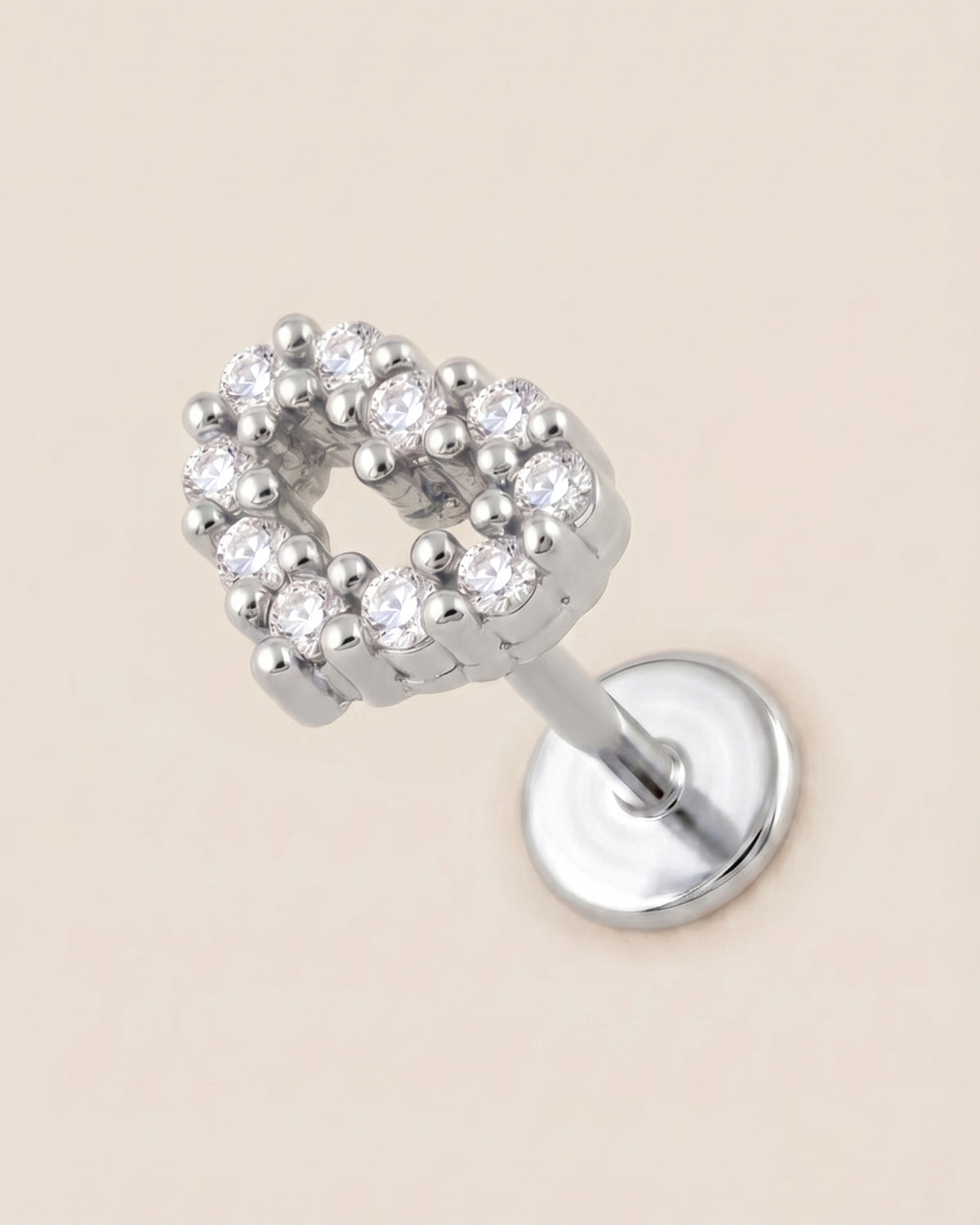Gümüş renkli 316L cerrahi çelik kalp flatback piercing tasarımı.