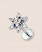 Gümüş renkli 316L cerrahi çelik kar tanesi flatback piercing tasarımı.