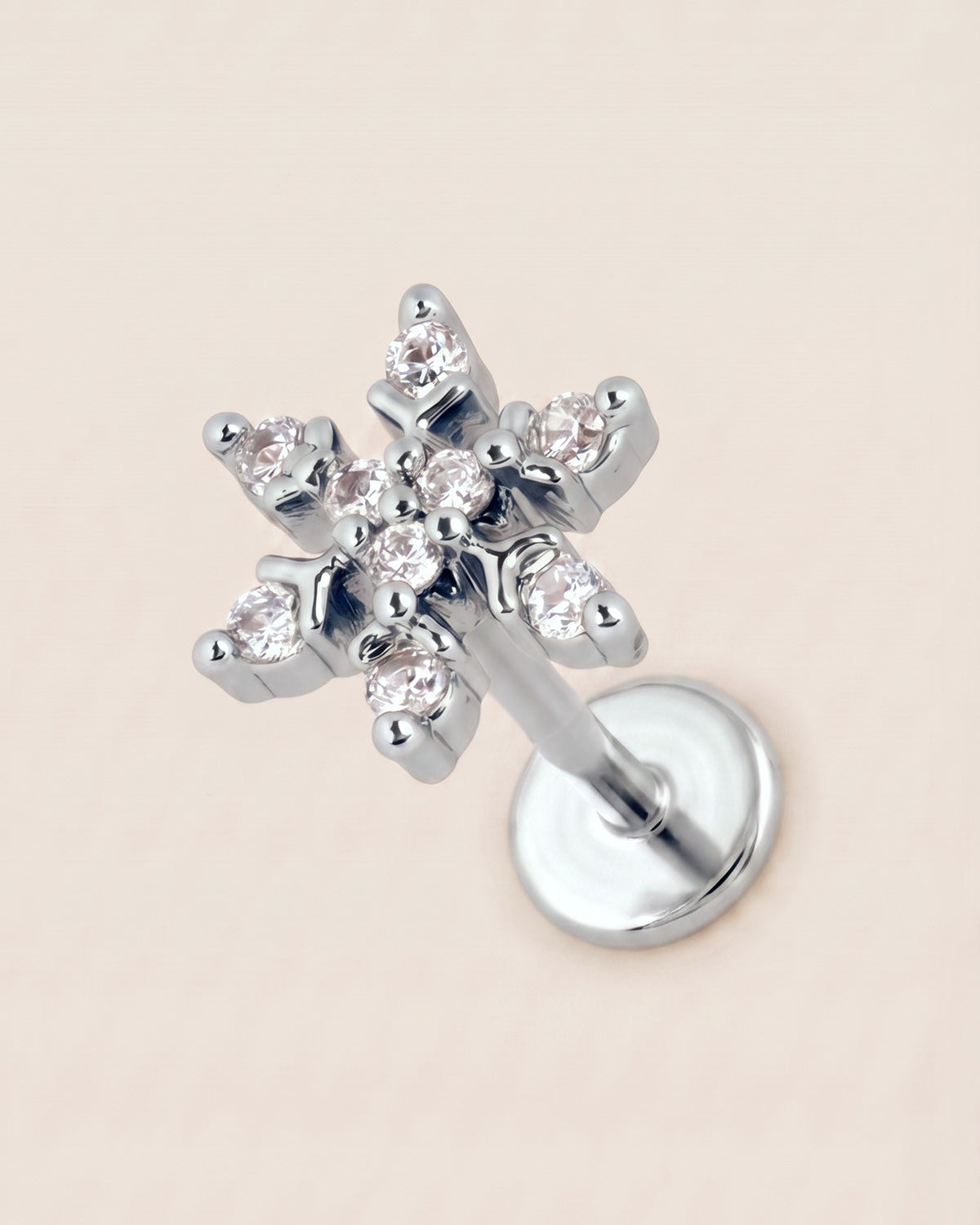 Gümüş renkli 316L cerrahi çelik kar tanesi flatback piercing tasarımı.