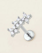 Gümüş renkli 316L cerrahi çelik kavisli 3 çiçek figürlü flatback piercing tasarımı.