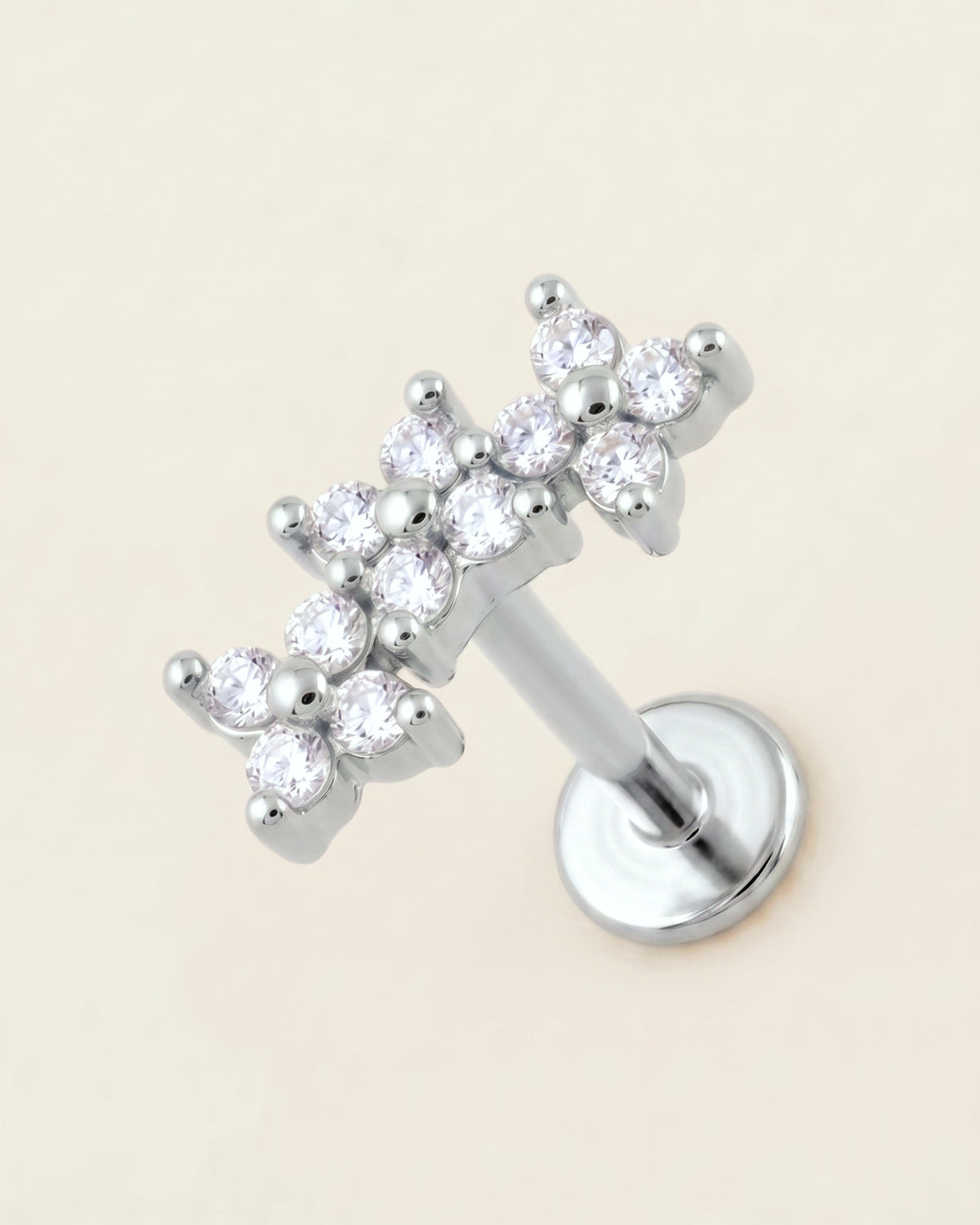 Gümüş renkli 316L cerrahi çelik kavisli 3 çiçek figürlü flatback piercing tasarımı.