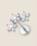 Gümüş renkli 316L cerrahi çelik kavisli 3 çiçek formlu flatback piercing tasarımı.