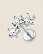 Gümüş renkli 316L cerrahi çelik kavisli 3 çiçek formlu flatback piercing tasarımı.