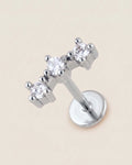 Gümüş renkli 316L cerrahi çelik kavisli 3 taşlı flatback piercing tasarımı.