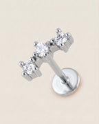 Gümüş renkli 316L cerrahi çelik kavisli 3 taşlı flatback piercing tasarımı.