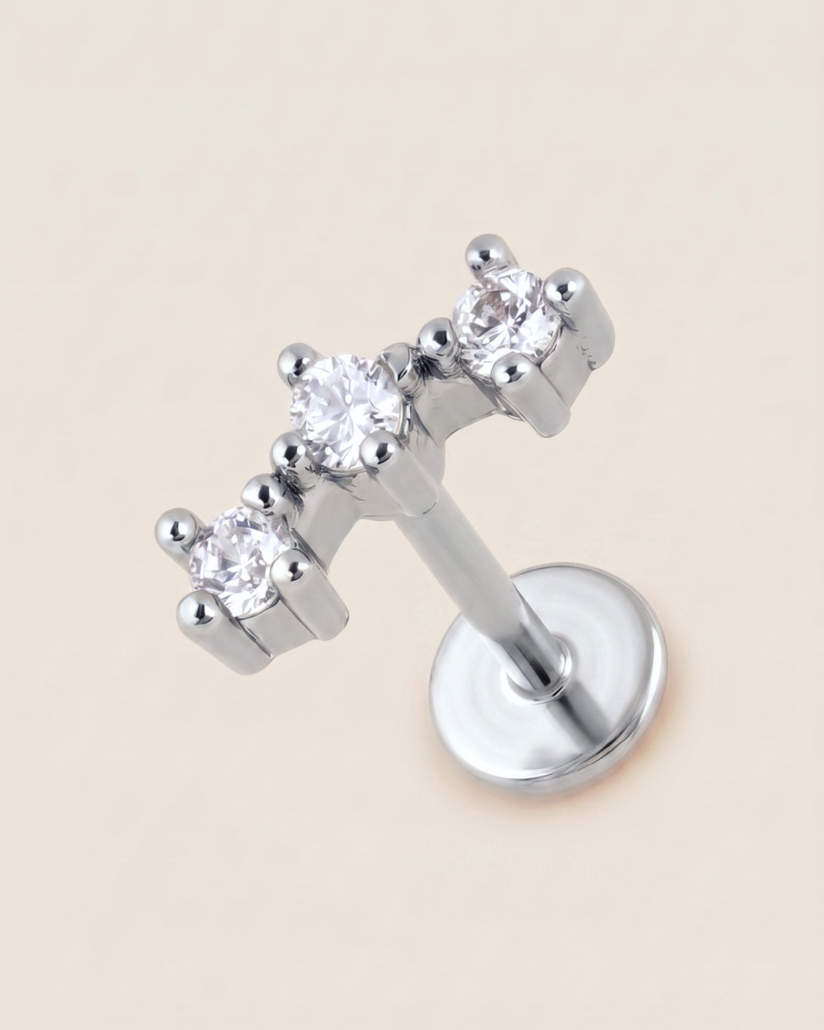 Gümüş renkli 316L cerrahi çelik kavisli 3 taşlı flatback piercing tasarımı.