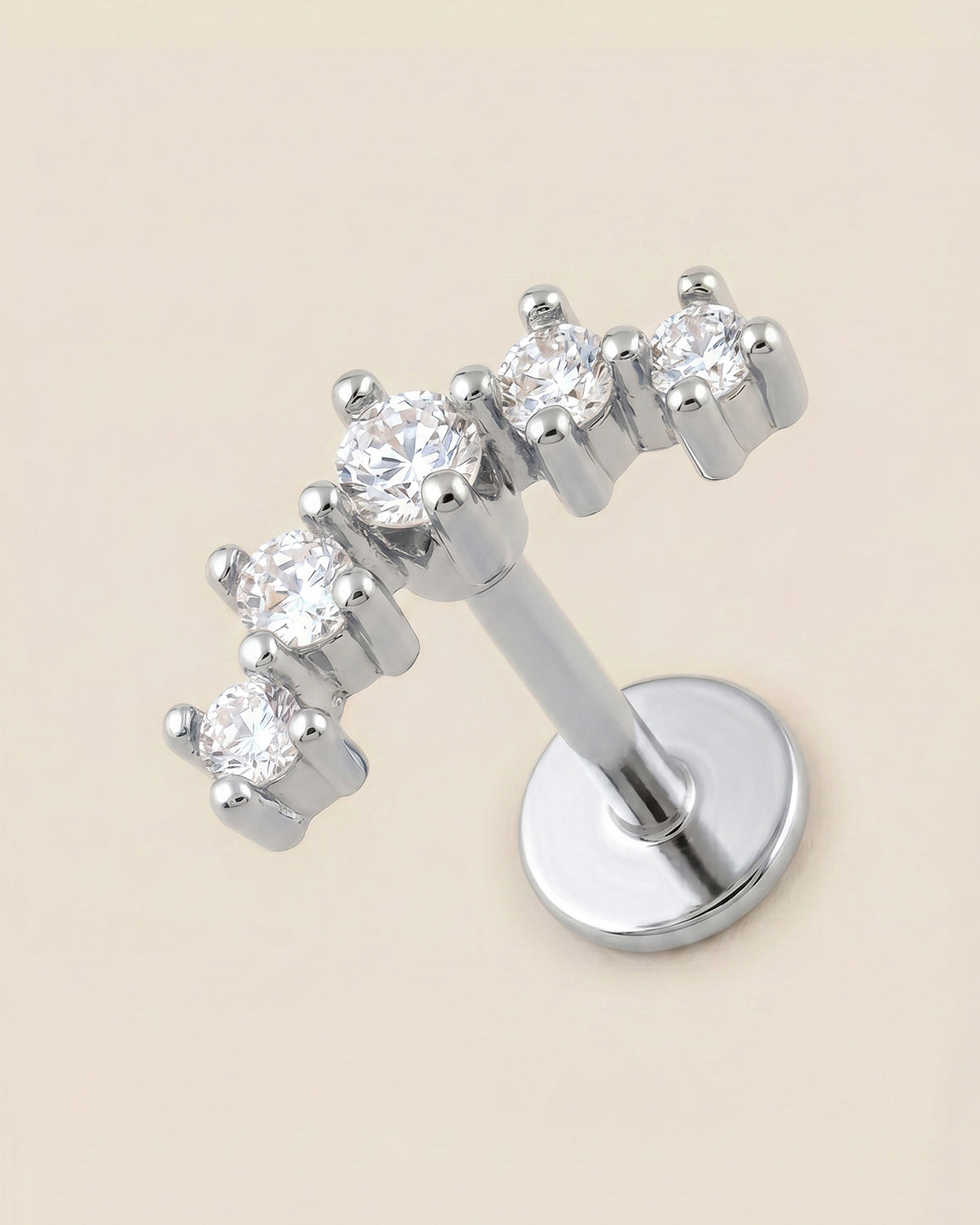 Gümüş renkli 316L cerrahi çelik kavisli 5 taşlı flatback piercing tasarımı.