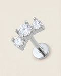 Gümüş renkli 316L cerrahi çelik kavisli büyük 3 taşlı flatback piercing tasarımı.