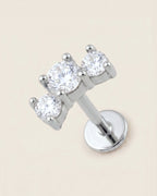Gümüş renkli 316L cerrahi çelik kavisli büyük 3 taşlı flatback piercing tasarımı.