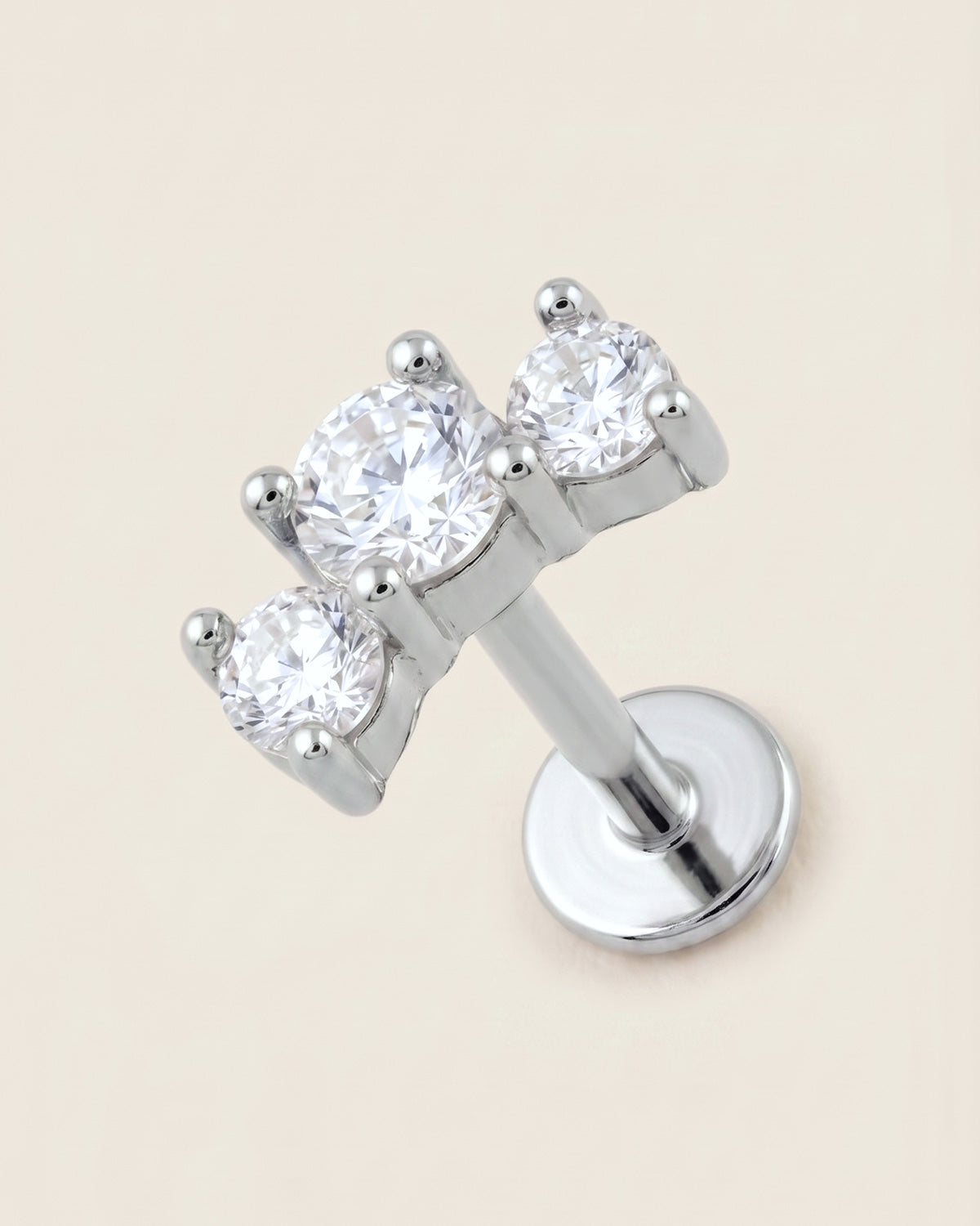 Gümüş renkli 316L cerrahi çelik kavisli büyük 3 taşlı flatback piercing tasarımı.