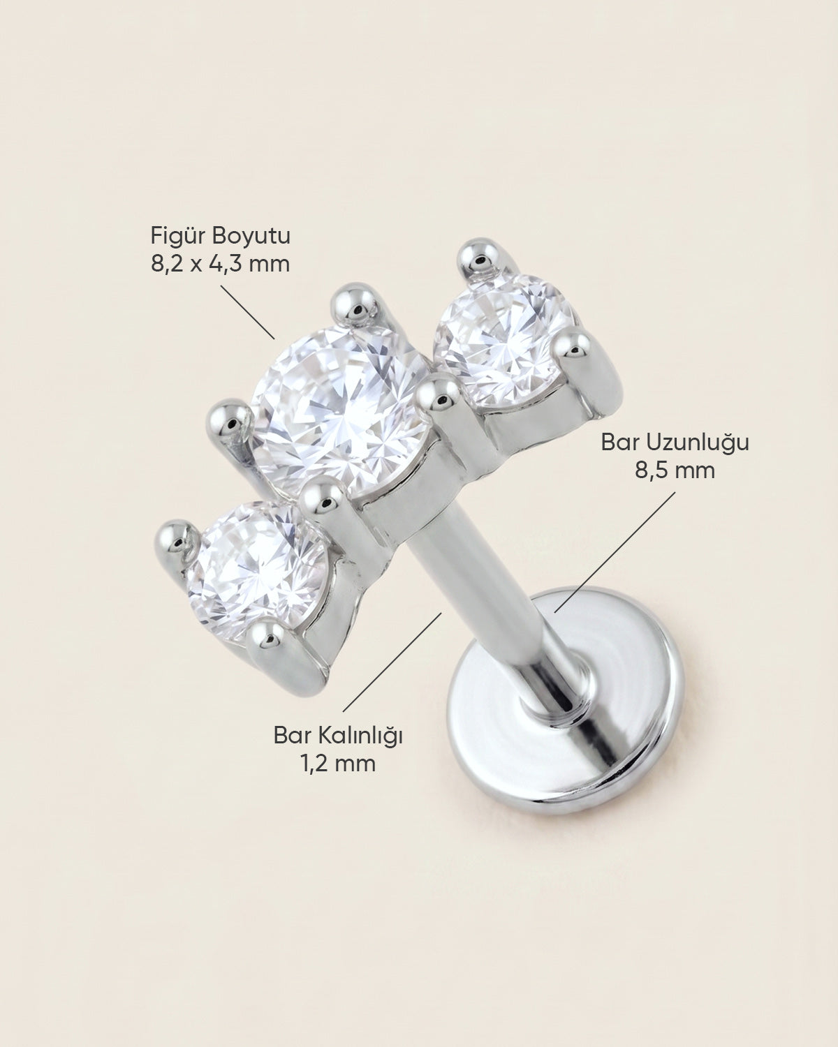 Gümüş renkli 316L cerrahi çelik kavisli büyük 3 taşlı flatback piercingin ölçü görseli.