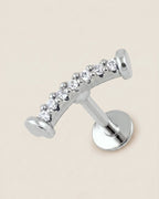 Gümüş renkli 316L cerrahi çelik kavisli flatback piercing tasarımı.
