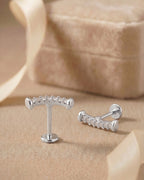 Gümüş renkli kavisli flatback piercingin koleksiyon görünümü.