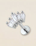 Gümüş renkli 316L cerrahi çelik kavisli taç figürlü flatback piercing tasarımı.