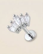 Gümüş renkli 316L cerrahi çelik kavisli taç figürlü flatback piercing tasarımı.