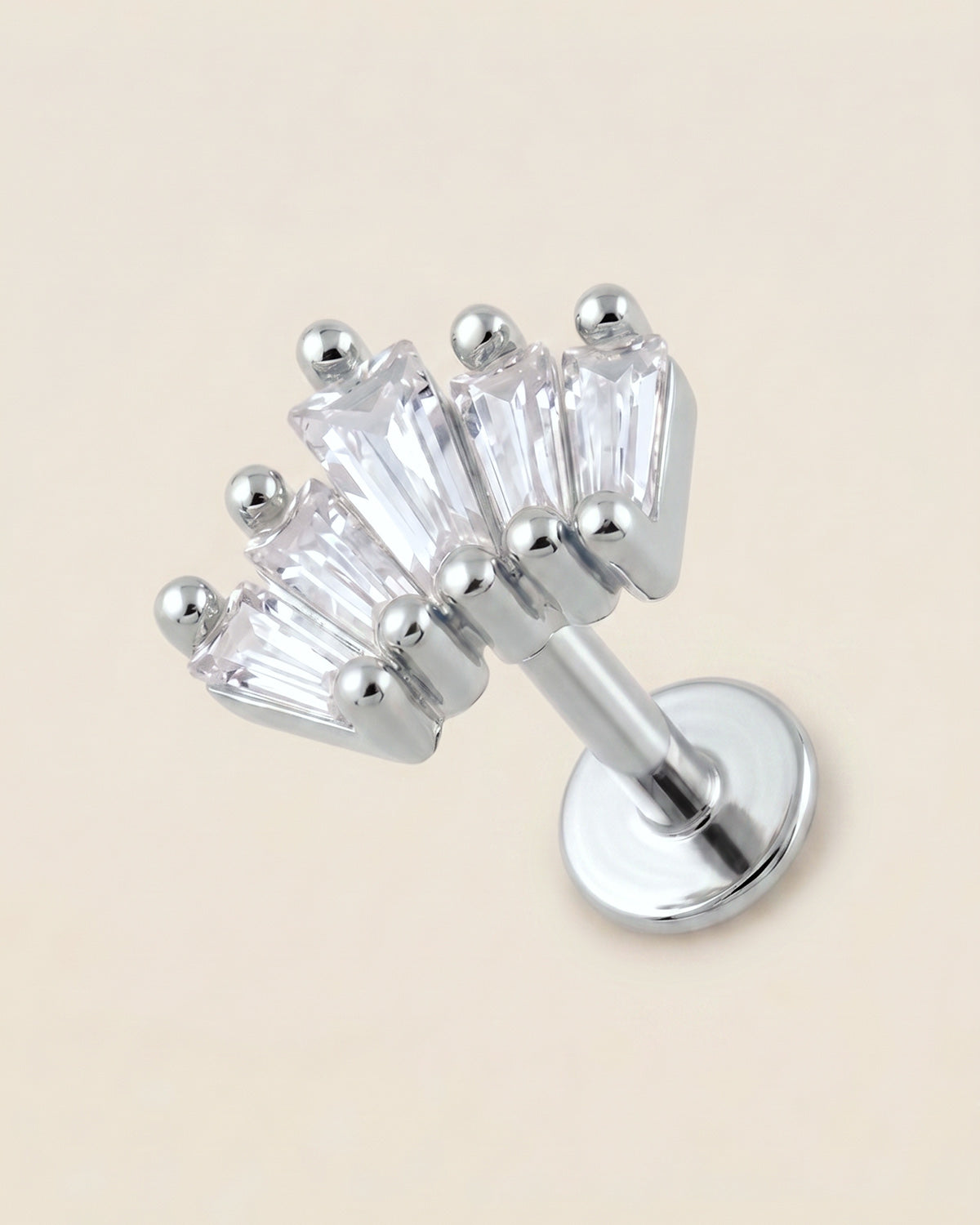 Gümüş renkli 316L cerrahi çelik kavisli taç figürlü flatback piercing tasarımı.