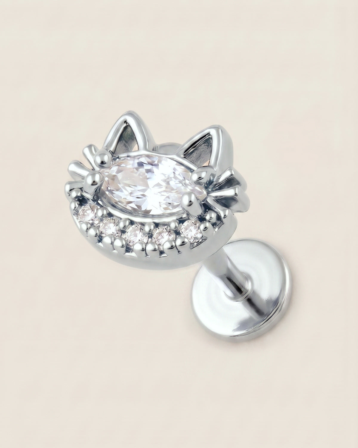 Gümüş renkli 316L cerrahi çelik kedi figürlü flatback piercing tasarımı.