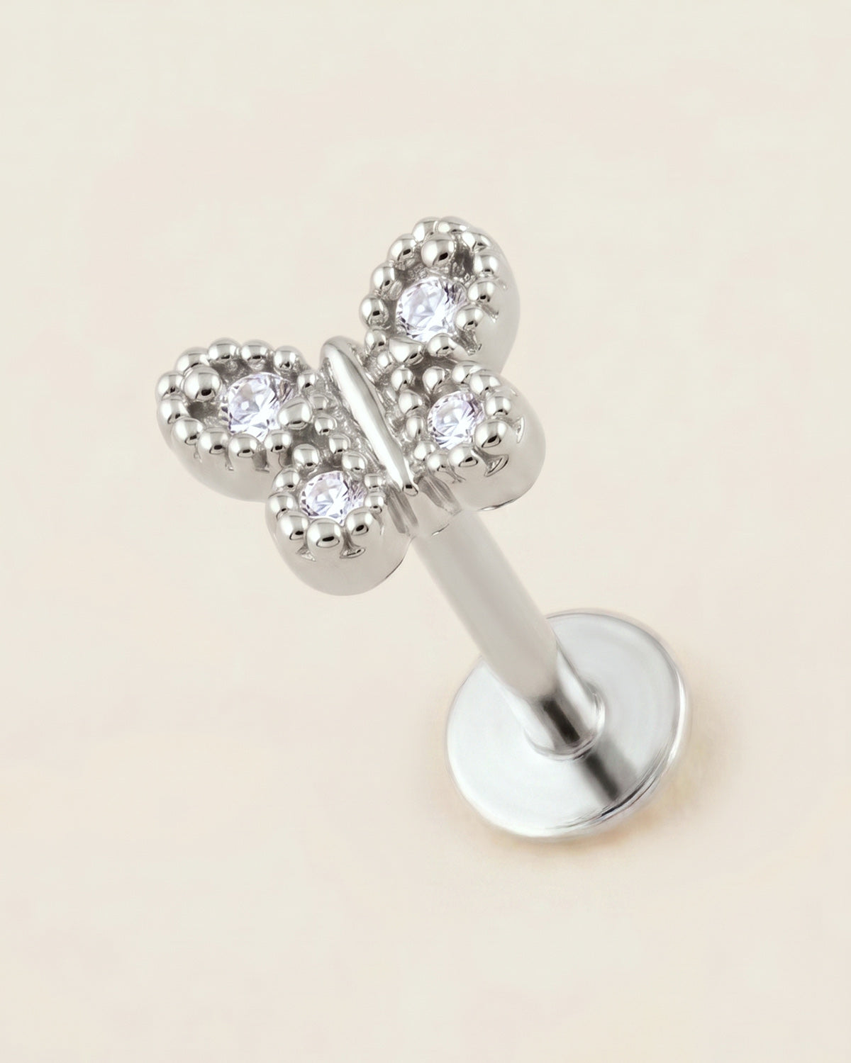Gümüş renkli 316L cerrahi çelik kelebek figürlü flatback piercing tasarımı.