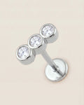Gümüş renkli 316L cerrahi çelik sıralı 3 taşlı flatback piercing tasarımı.