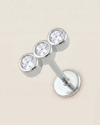 Gümüş renkli 316L cerrahi çelik sıralı 3 taşlı flatback piercing tasarımı.