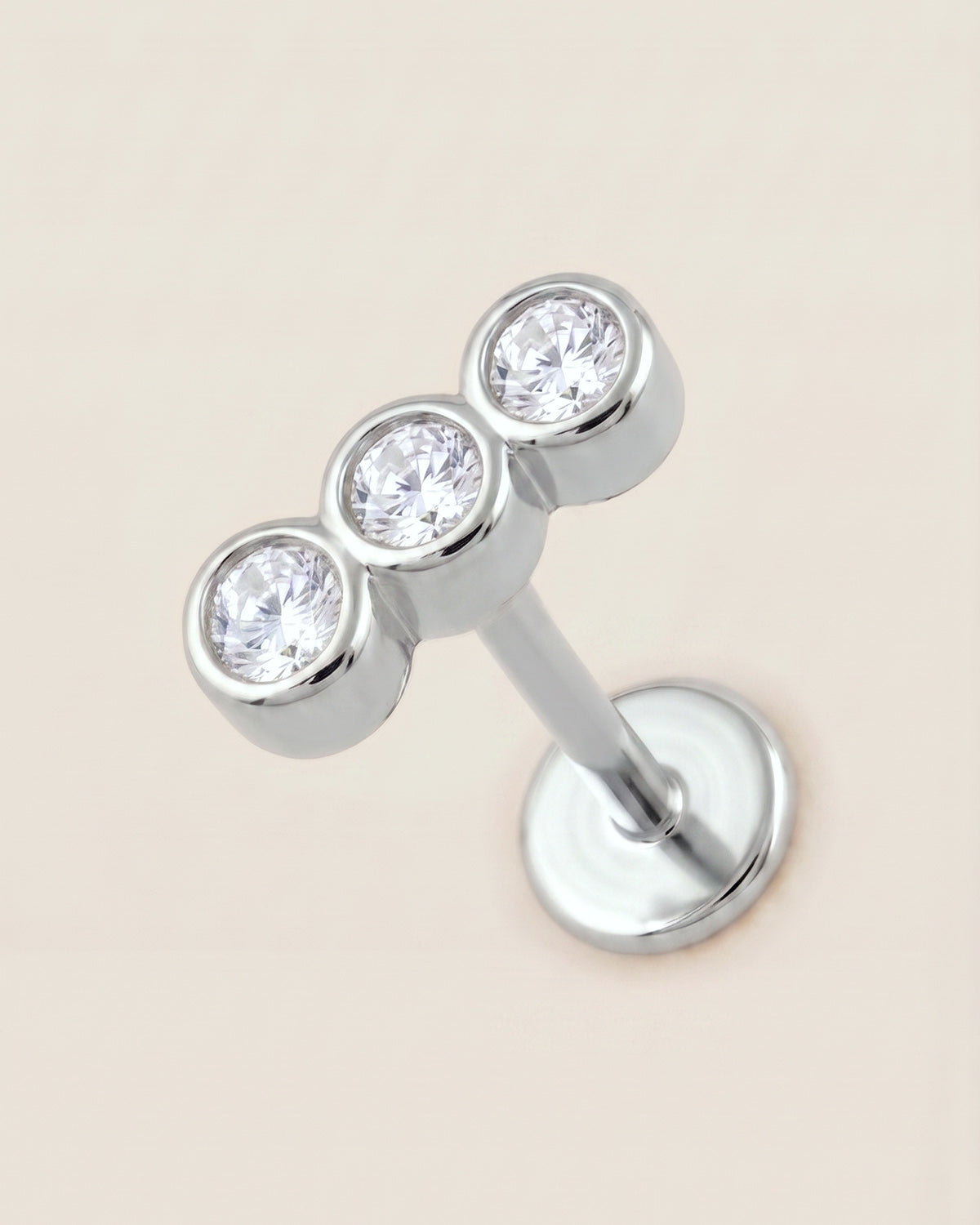 Gümüş renkli 316L cerrahi çelik sıralı 3 taşlı flatback piercing tasarımı.