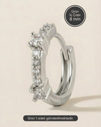 Gümüş renkli 316L cerrahi çelik sıralı küme zirkon taşlı halka piercing tasarımı.