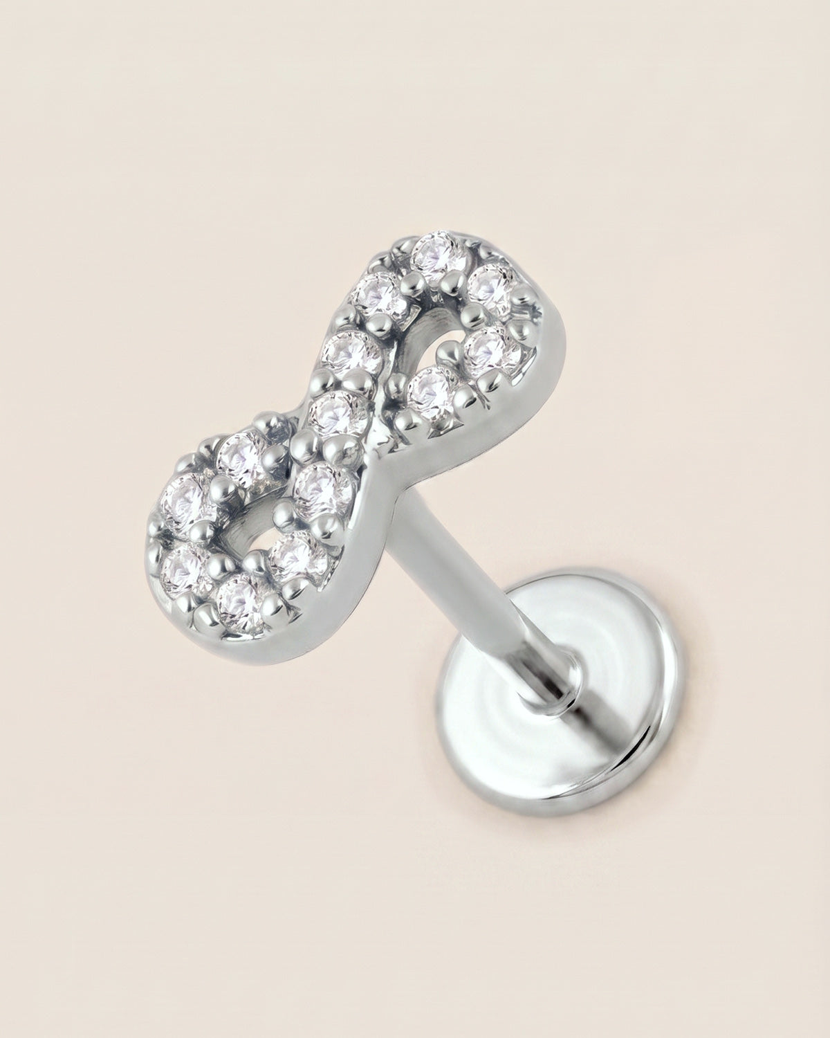 Gümüş renkli 316L cerrahi çelik sonsuzluk figürlü flatback piercing tasarımı.