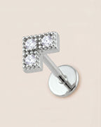 Gümüş renkli 316L cerrahi çelik V formlu flatback piercing tasarımı.