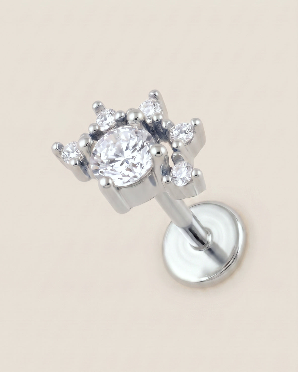 Gümüş renkli 316L cerrahi çelik yarım güneş figürlü flatback piercing tasarımı.
