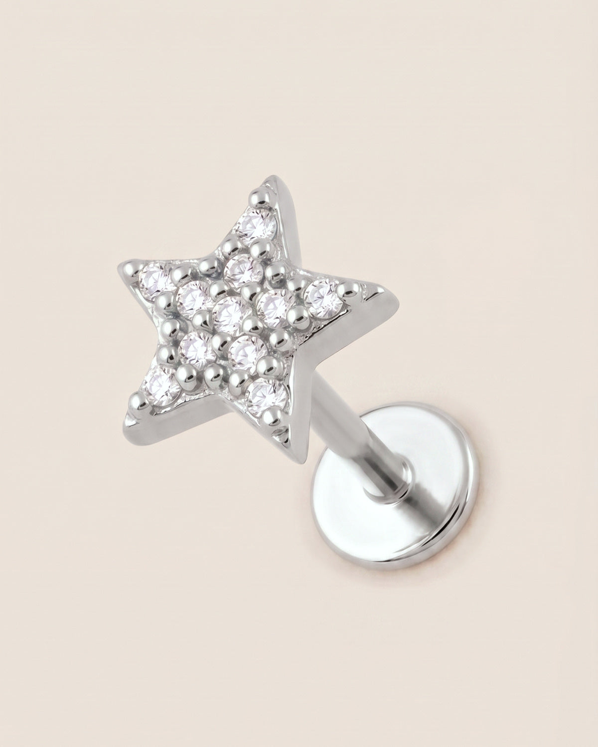 Gümüş renkli 316L cerrahi çelik yıldız figürlü flatback piercing tasarımı.