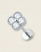 Gümüş renkli 316L cerrahi çelik yonca figürlü flatback piercing tasarımı.