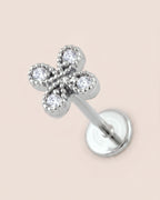 Gümüş renkli 316L cerrahi çelik zirkon taşlı çiçek flatback piercing tasarımı.