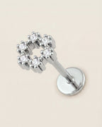 Gümüş renkli 316L cerrahi çelik zirkon taşlı halo flatback piercing tasarımı.