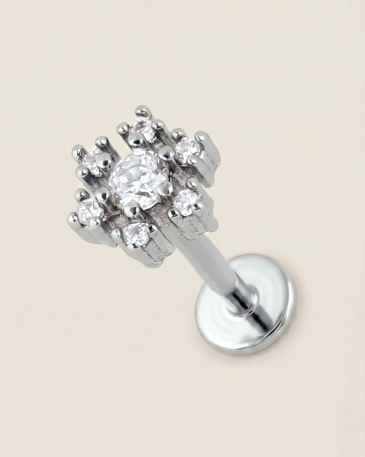 Gümüş renkli 316L cerrahi çelik zirkon taşlı kar tanesi flatback piercing tasarımı.