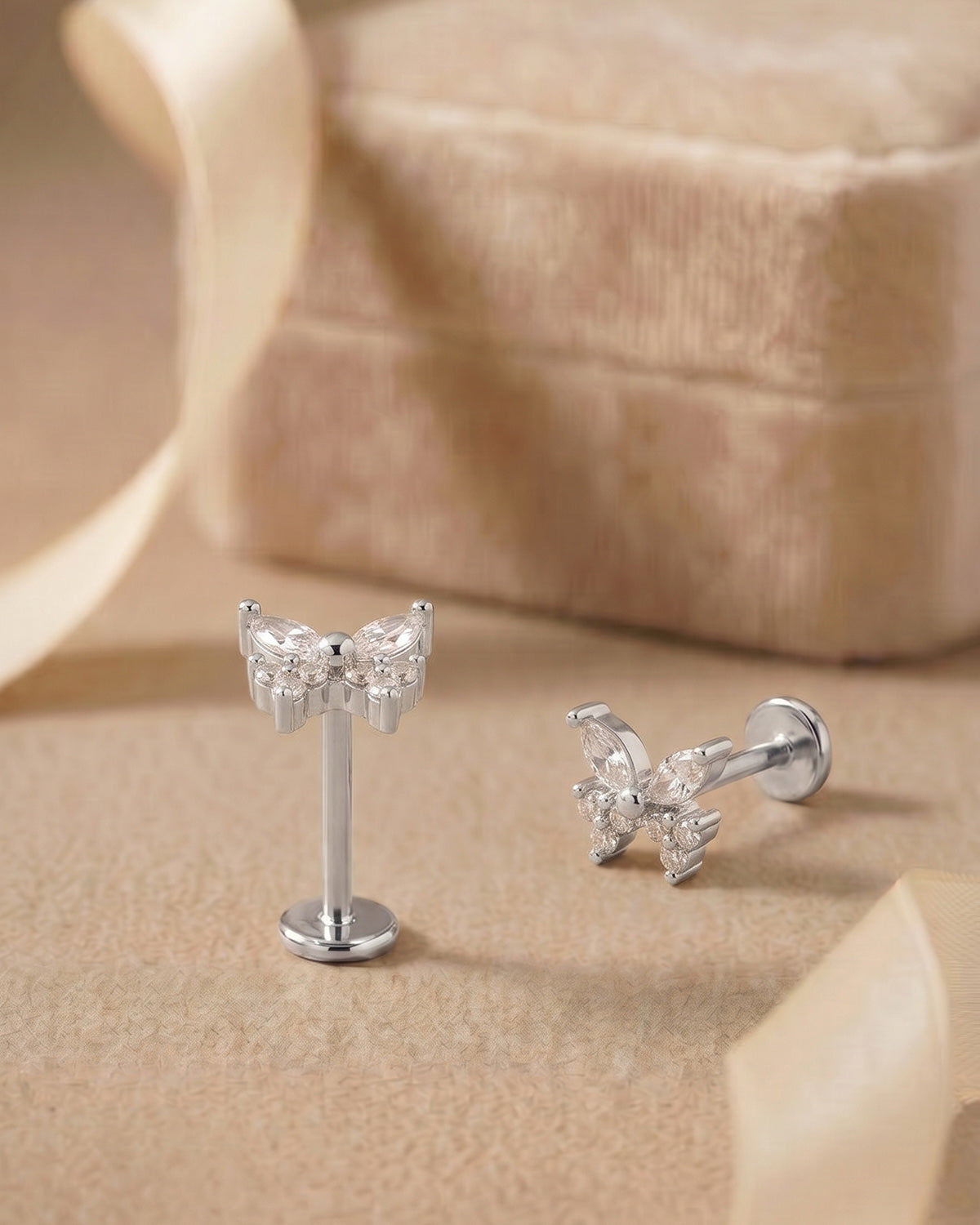 Gümüş renkli zirkon taşlı kelebek figürlü flatback piercingin koleksiyon görünümü.