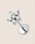 Gümüş renkli 316L cerrahi çelik zirkon taşlı yıldız figürlü flatback piercing tasarımı.